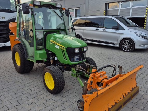 JOHN DEERE Traktor 2032 R HST Radlica + posyp na sůl