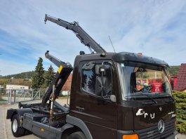 MERCEDES BENZ ATEGO 818 4x2 hákový nosič kontejnerů s hydraulickou rukou