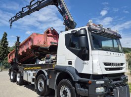 IVECO TRAKKER 8X4 nosič kontejnerů + hydraulická ruka na dálkové ovládání + třístranný vyklápěč